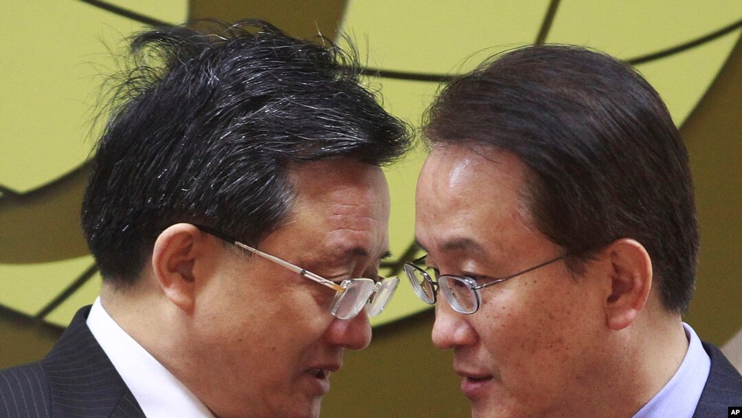 Menteri Luar Negeri China Liu Zhenmin, kiri bersama Menteri Luar Negeri Korea Selatan Lee Kyung-soo.