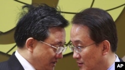 Menteri Luar Negeri China Liu Zhenmin, kiri bersama Menteri Luar Negeri Korea Selatan Lee Kyung-soo.