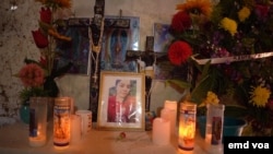 Fotografía de archivo de un altar con la foto de una de las víctimas de la matanza de 72 migrantes en San Fernando, Tamaulipas, México en agosto de 2010, atribuida al Cártel de los Zetas.