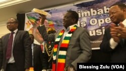 UMongameli Emmerson Mnangagwa, uMnu. Mthuli Ncube loMnu. Frederick Shava ngesikhathi bekhuluma labadabuka eZimbabwe abahlala kwele Melika.