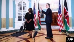 Le secrétaire d'État américain Antony Blinken fait un geste alors que la secrétaire d'État aux Affaires étrangères du Kenya, l'ambassadrice Raychelle Omamo, regarde le département d'État à Washington, DC, le 16 juillet 2021.