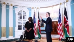 Le secrétaire d'État américain Antony Blinken fait un geste alors que la secrétaire d'État aux Affaires étrangères du Kenya, l'ambassadrice Raychelle Omamo, regarde le département d'État à Washington, DC, le 16 juillet 2021.