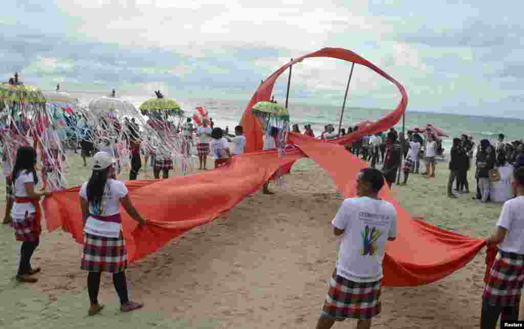 انڈونیشیا کے جزیرے بالی میںبھی ایچ آئی وی ایڈز سے بچاو کےلیے تقریب منعقد کی گئی