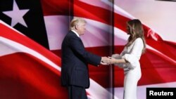 Ni Melania Trump ni su esposo Donald aceptaron la renuncia de la responsable de las frases plagiadas en el discurso de Melania.