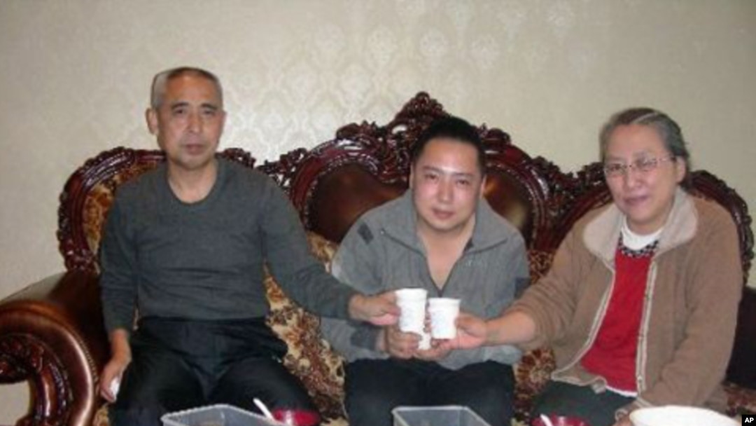 内蒙古异议人士哈达(左)和妻子新娜与儿子维勒斯在一起