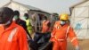 Des membres du personnel de l’Association nationale de gestion des urgences (Nema) évacuent dans un sac en plastic une victime décédée lors d’un échange de tirs entre l’armée et les islamistes de Boko Haram, Nigeria, 27 avril 2018.