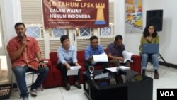 Koalisi Perlindungan Saksi dan Korban dalam diskusi bertajuk "10 Tahun LPSK dalam Wajah Hukum Indonesia" yang diselenggarakan di kantor Indonesia Corruption Watch (ICW), Kalibata, Jakarta Selatan, Kamis (18/10). (VOA/Fathiyah)