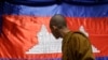 Ilustrasi - Seorang biksu Buddha Kamboja mengamati bendera nasionalnya menjelang perayaan Tahun Baru, di Phnom Penh, Kamboja, 4 April 2017. (AP/Heng Sinith) 