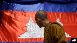 Ilustrasi - Seorang biksu Buddha Kamboja mengamati bendera nasionalnya menjelang perayaan Tahun Baru, di Phnom Penh, Kamboja, 4 April 2017. (AP/Heng Sinith) 