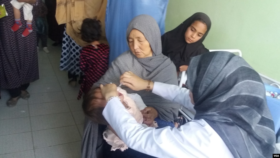 Anak-anak menerima vaksinasi polio di sebuah linik di Kabul, Afghanistan (foto: dok). 