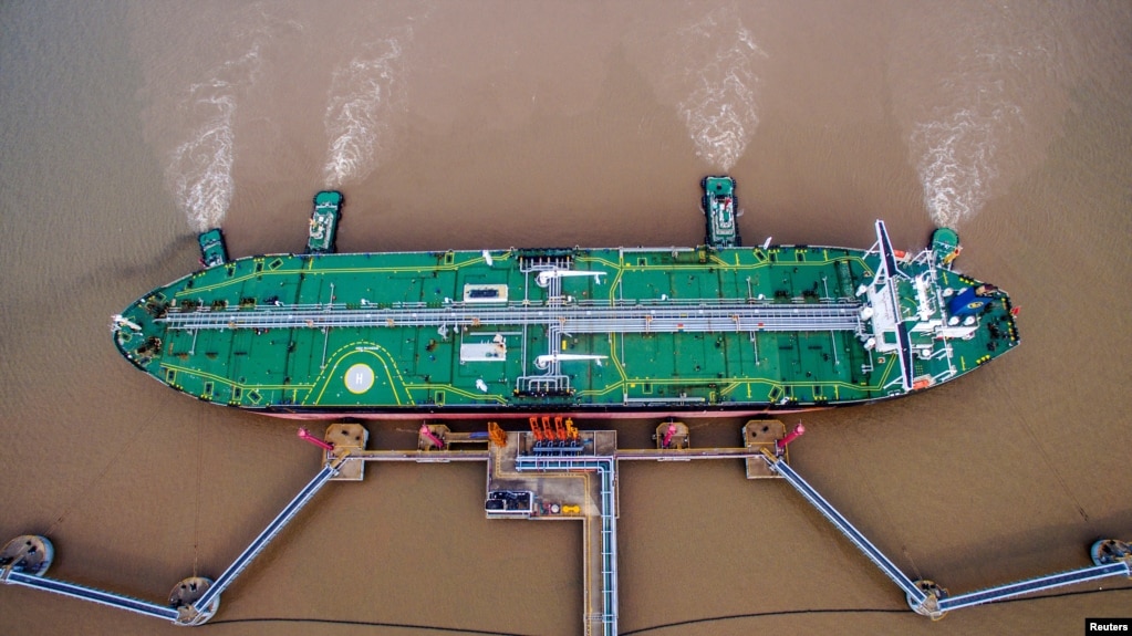 一艘油轮于2018年7月4日在中国浙江省舟山市的原油码头卸载原油。(photo:VOA)