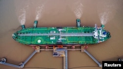 一艘油轮于2018年7月4日在中国浙江省舟山市的原油码头卸载原油。
