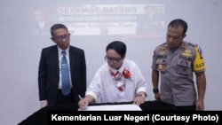 Menteri Luar Negeri Retno Marsudi saat berkunjung ke Kalimantan Barat ditemani dan Kapolda Kalbar Didi Hayono, Kamis, 25 Juli 2019. (Foto: Kementerian Luar Negeri RI)