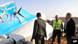 Sur les lieux du crash en Egypte, samedi 31 octobre 2015. (Suliman el-Oteify, Egypt Prime Minister's Office via AP)