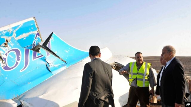 Restos del avión de la aerolínea rusa, Metrojet, encontrados en el desierto del Sinaí, en Egipto.