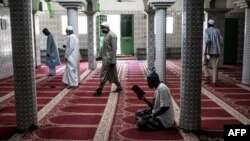 Les musulmans prennent leur place tout en respectant les mesures de distanciation sociale avant la prière alors que les mosquées s'ouvrent pour la première fois après deux mois à Dakar, le 12 mai 2020.