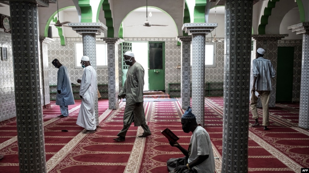 Respect des mesures de distanciation physique dans une mosquée de Dakar, le 12 mai 2020.