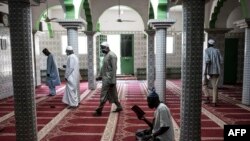 Respect des mesures de distanciation physique dans une mosquée de Dakar, le 12 mai 2020.