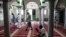 Respect des mesures de distanciation physique dans une mosquée de Dakar, le 12 mai 2020.