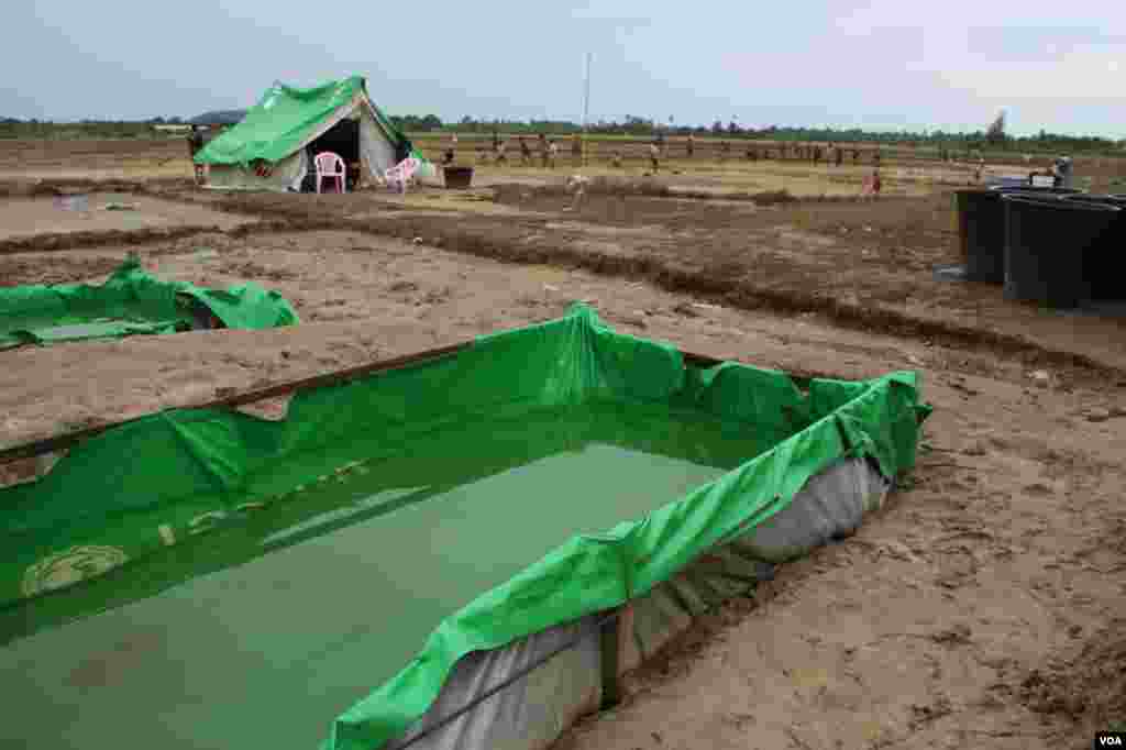 2012012年11月，緬甸若開邦皎漂外一處穆斯林營地的臨時蓄水池。(D. Schearf/VOA)