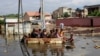 Les gens utilisent un bateau de fortune pour se déplacer après que le fleuve Congo ait atteint son niveau le plus élevé, provoquant des inondations à Kinshasa, en République démocratique du Congo, le 10 janvier 2024.