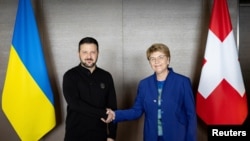 ولودیمیر زلنسکی، رئیس‌جمهوری اوکراین، در کنار ویولا آمهرد، رئیس‌جمهوری سوئیس