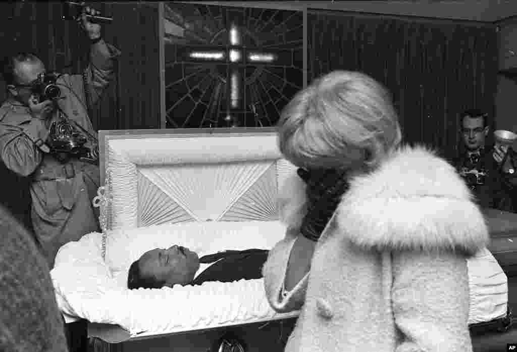 Dans un funérarium à Memphis, Tennessee, des centaines de personnes défilent devant le corps du défenseur des droits civiques Martin Luther King, le 5 avril 1968.