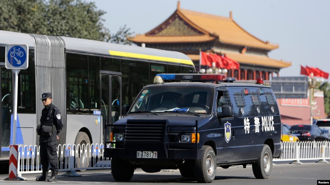 Pekinda Tiananmen maydoniga kirishda, Xitoy, 29-oktabr, 2013-yil 