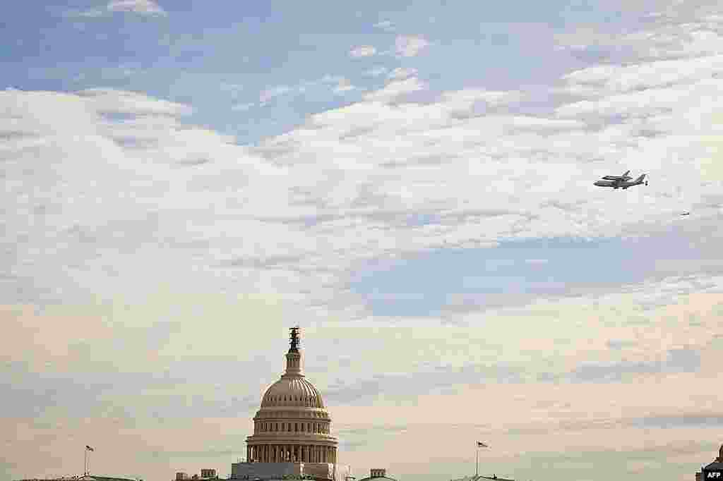 Space shuttle Discovery atop a 747 carrier jet flies by the U.S. Capitol, Washington, April 17, 2012. (VOA-A. Klein)