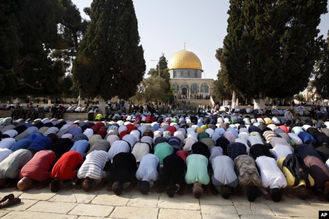 巴勒斯坦人在伯利恆老城的清真寺大院裡祈禱（2017年7月27日）