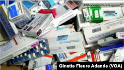 Vue d'ensemble de quelques médicaments qu'on trouve sur le marché illicite à Cotonou, Bénin, le 2 mars 2017. (VOA/Ginette Fleure Adande)
