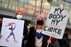 Demonstran memprotes dengan plakat menentang larangan aborsi total saat demonstrasi di Berlin pada 7 November 2020. (Foto: AFP/Tobias Schwarz)