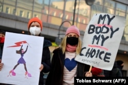 Demonstran memprotes dengan plakat menentang larangan aborsi total di Polandia selama demonstrasi di Berlin pada 7 November 2020. (Foto: AFP/Tobias Schwarz)