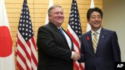 Secretário de Estado americano Mike Pompeo, esq., com primeiro-ministro japonês Shinzo Abe em Tóquio. 6 Outubro, 2018.