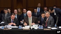 Los senadores republicanos John Cornyn (centro), Michael S. Lee (izq.) y Lindsey Graham (der.) en los debates del Comité Judicial.