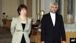 Iran's chief nuclear negotiator Saeed Jalili (R) and European Union foreign policy chief Catherine Ashton arrive for talks at the Ciragan Palace in Istanbul, Turkey, 21 Jan 2011