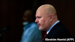 Jaksa dari Mahkamah Kejahatan Internasional (ICC) Karim Khan tampak dalam sebuah konferensi pers yang digelar di ibukota Sudan, Khartoum, pada 12 Agustus 2021. Khan mengatakan ia ingin melanjutkan penyelidikan tentang kejahatan perang di Afghanistan. (Foto: AFP/Ebrahim Hamid)