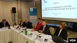 Učesnici konferencije "Hrvatsko predsedavanje EU i značak za Zapadni Balkan", u organizaciji Centra za spoljnu politiku i Fondacije Hans Zajdel, u beogradskom hotelu Zira, 6. februara 2020. (Foto: Veljko Popović, VoA)