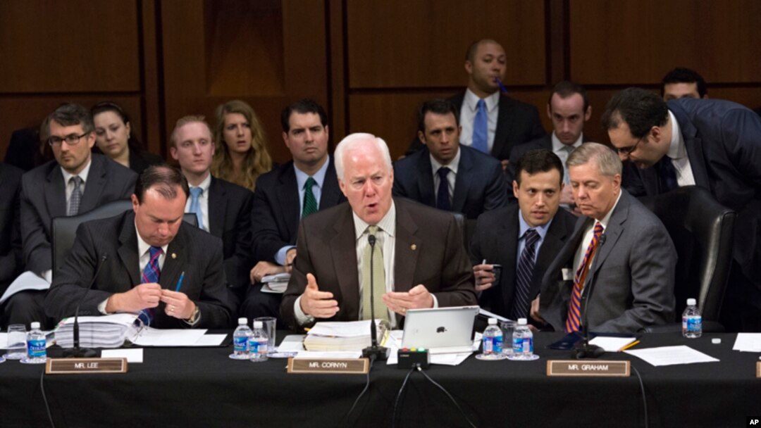 Los senadores republicanos John Cornyn (centro), Michael S. Lee (izq.) y Lindsey Graham (der.) en los debates del Comité Judicial.