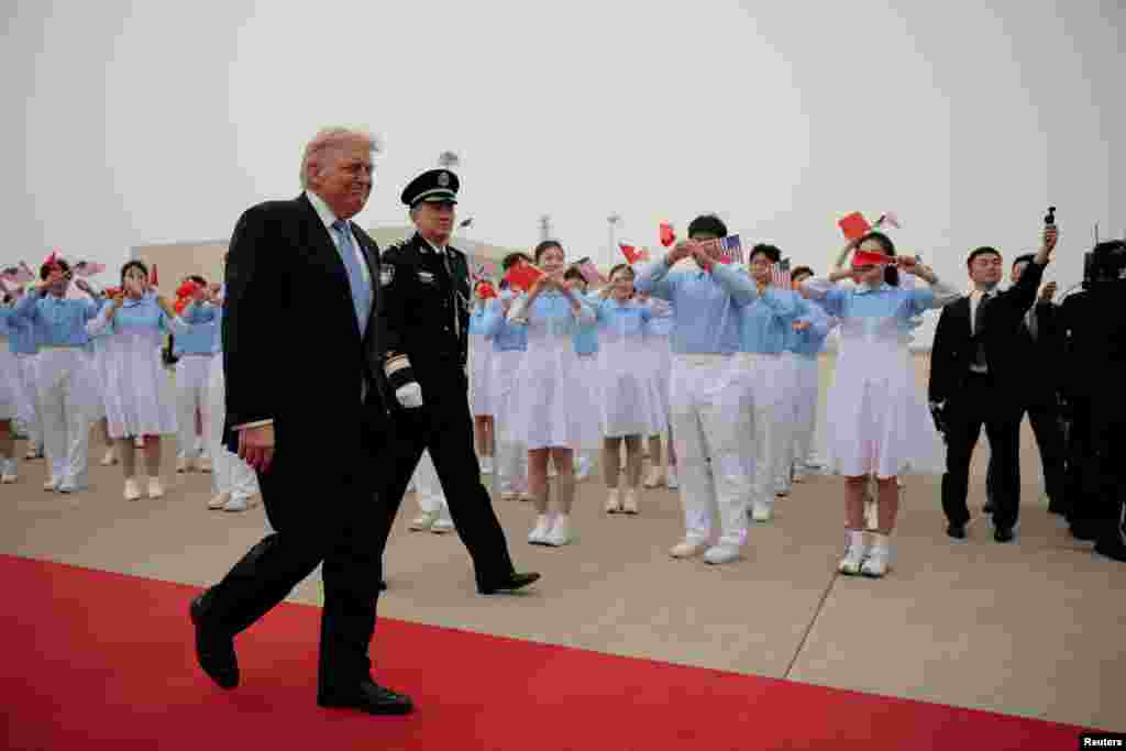 在北京首都国际机场，特朗普总统走过欢送他的人群，走向“空军一号”专机，准备启程返回美国。(2026年5月15日)
