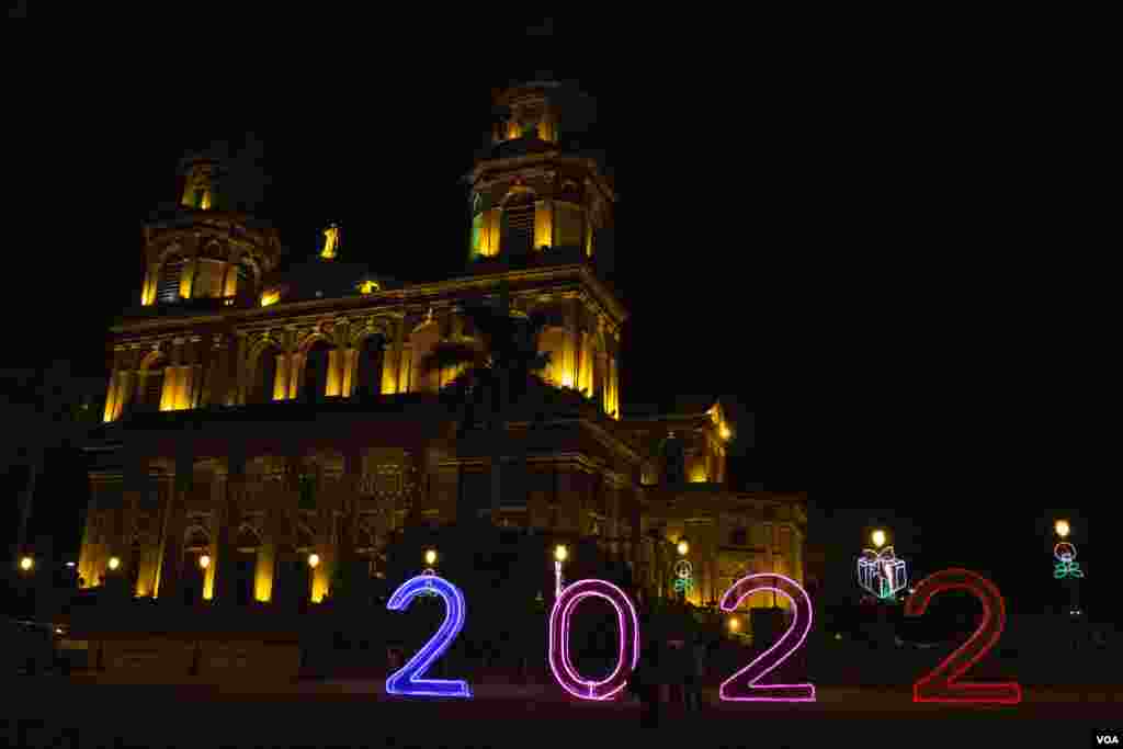 La iglesia no está en uso, sin embargo se decora en diciembre. Hay fuerte presencia policial y el gobierno no permite el ingreso a ninguna persona al lugar. [Foto Houston Castillo, VOA].