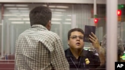 미 세관국경보호국(CBP) 요원이 라스베이거스 국제공항에서 방문객의 여권을 살펴보고 있다. (자료사진)