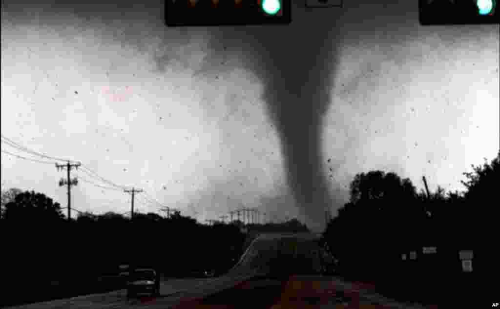 Uno de los tornados que se registraron en Lancaster, Texas, al sur de Dallas, toca tierra afectando a los residentes. (AP).