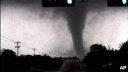 El Trans-Niño también estuvo presente en el 2011que coincidió con una fuerte temporada de tornados en EE.UU.