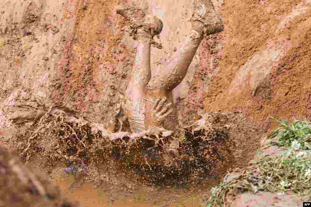 Participants take part in the Mud Day race, a 13km obstacle course in the Israeli Mediterranean coastal city of Tel Aviv in Israel, March 24, 2017.