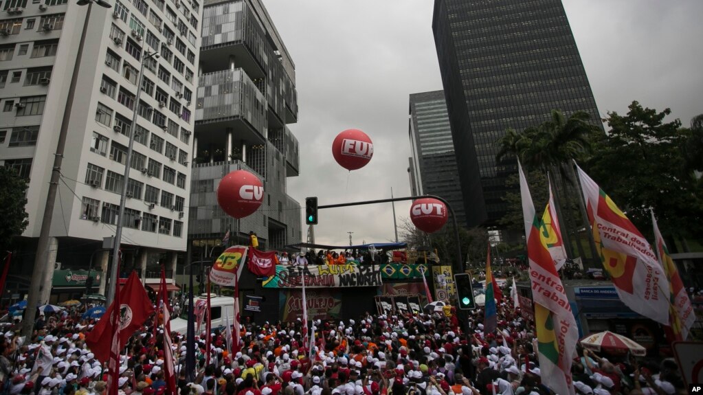 En octubre de 2017 muchos brasileños protestaron contra el plan del anterior gobierno de aumentar las privatizaciones, incluida la industria petrolera.