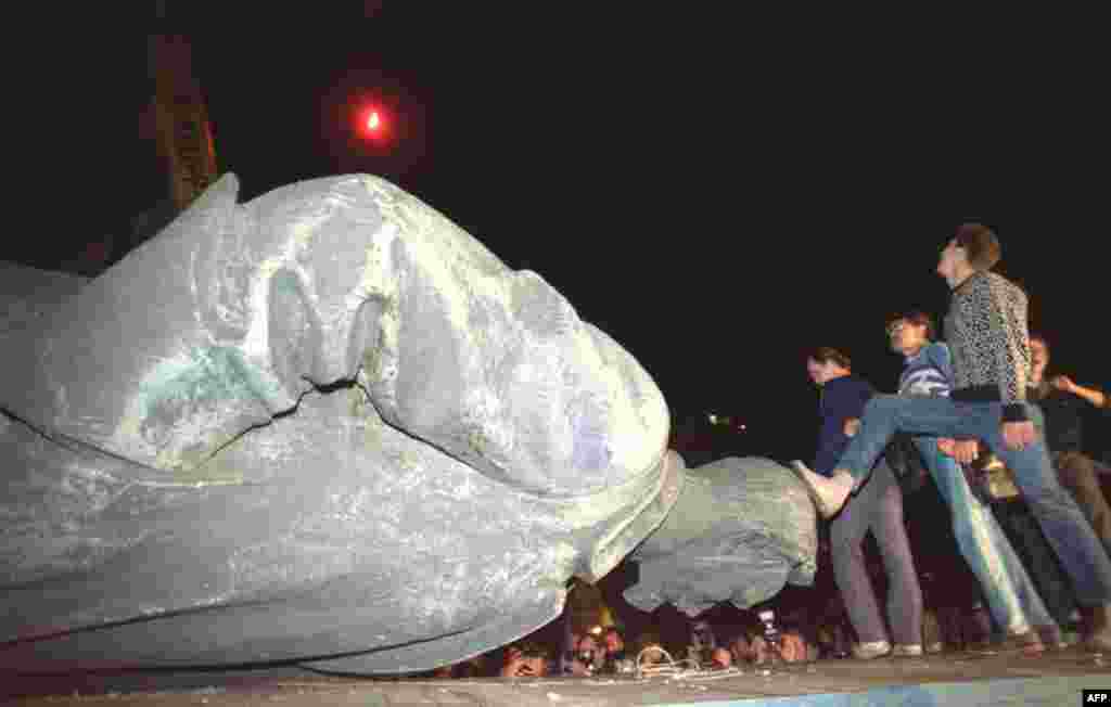 Поверженный памятник первому председателю ВЧК Феликсу Дзержинскому на Лубянке