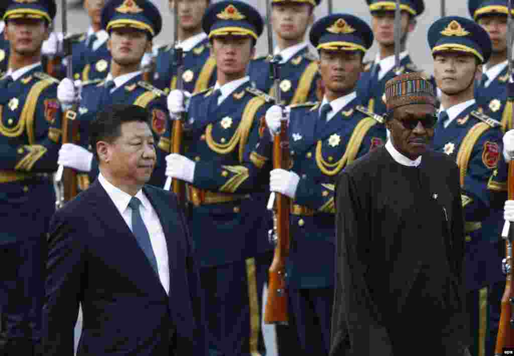 Shugaba Muhammadu Buhari na Najeriya da shugaba Xi Jinping na kasar Sin su na duba faretin sojoji a birnin Beijing, talata 12 Afrilu 2016