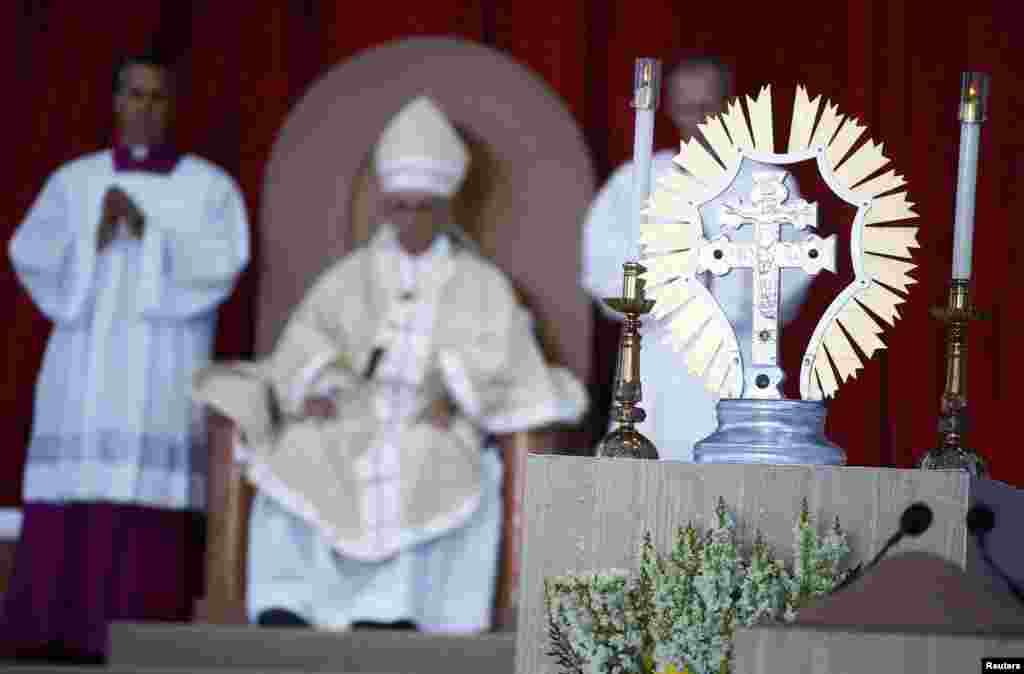 Paus Fransiskus memimpin Misa Kanonisasi untuk Friar Junipero Serra di Basilika National Shrine of the Immaculate Conception di Washington (23/9). (Reuters/Tony Gentile)