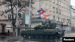 Các phần tử ly khai thân Nga trên xe tăng ở Donetsk, miền đông Ukraine.